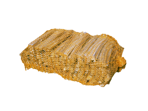 Podpałka z suchego drewna iglastego pakowana w siatkę, ok. 3–3,5 kg.